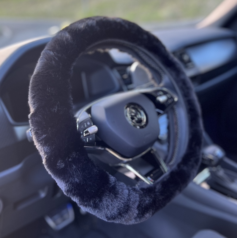 Huňatý čierny poťah na volant