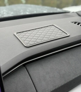 Protišmiková podložka do auta s diamantmi