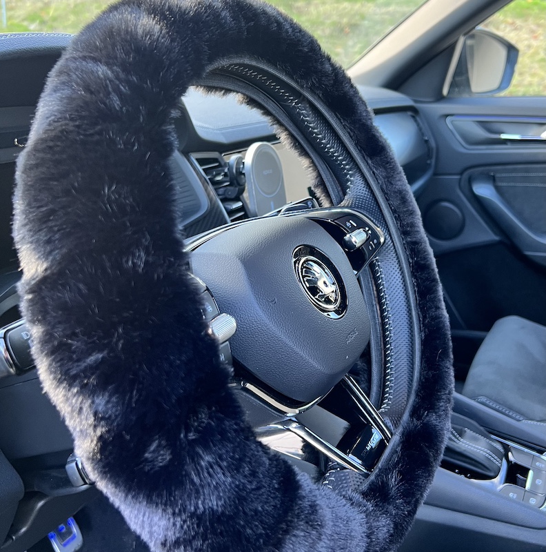 Huňatý čierny poťah na volant