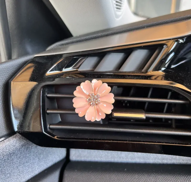 Voňavá kvetinka do ventilácie auta biela