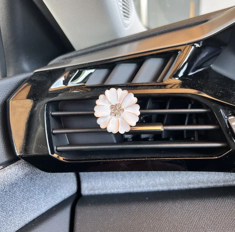 Voňavá kvetinka do ventilácie auta biela