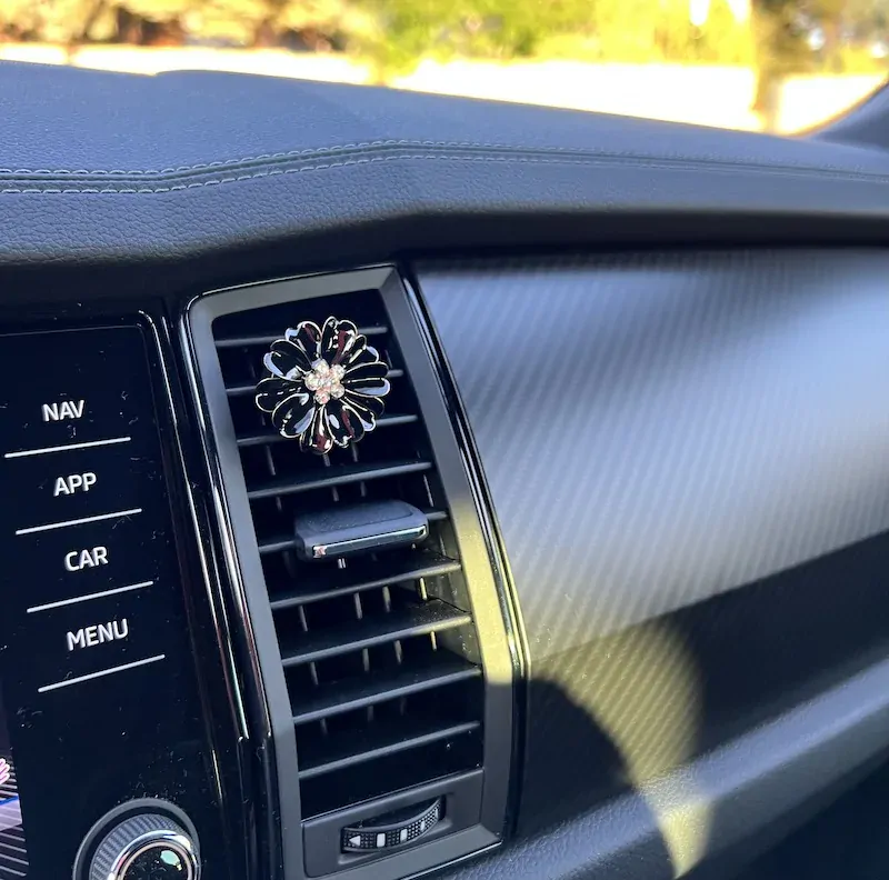 Voňavá kvetinka do ventilácie auta biela