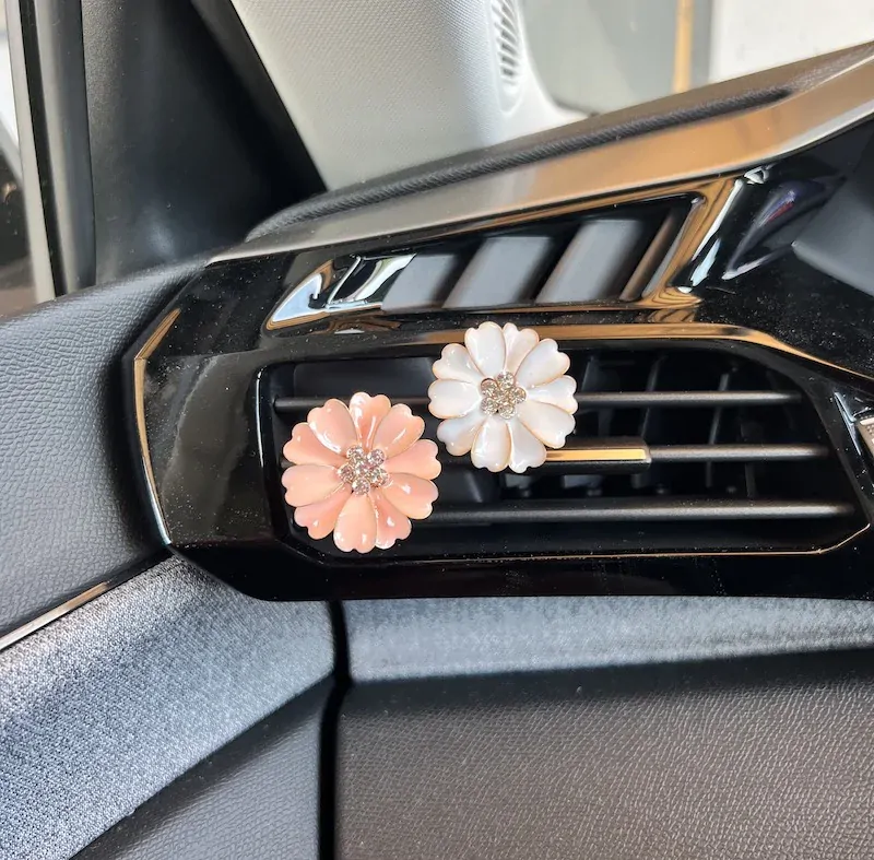 Voňavá kvetinka do ventilácie auta biela